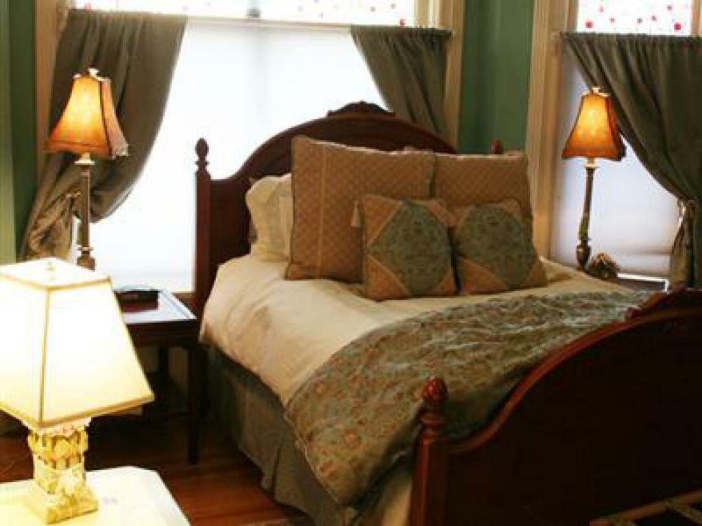 M&M Victorian Bed And Breakfast Marinette Dış mekan fotoğraf